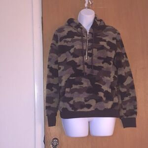 Camo fuzzy fleece hoodie! M(7-9)! EUC! Great for any occasion!